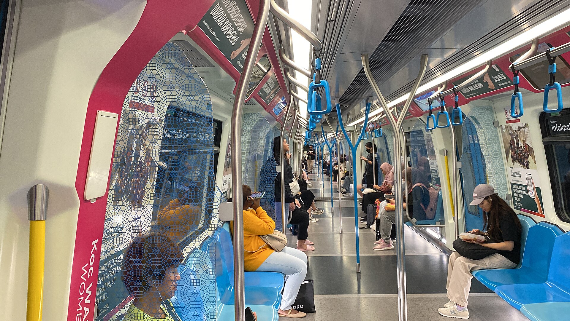 Interior of a Siemens Inspiro metro train.
