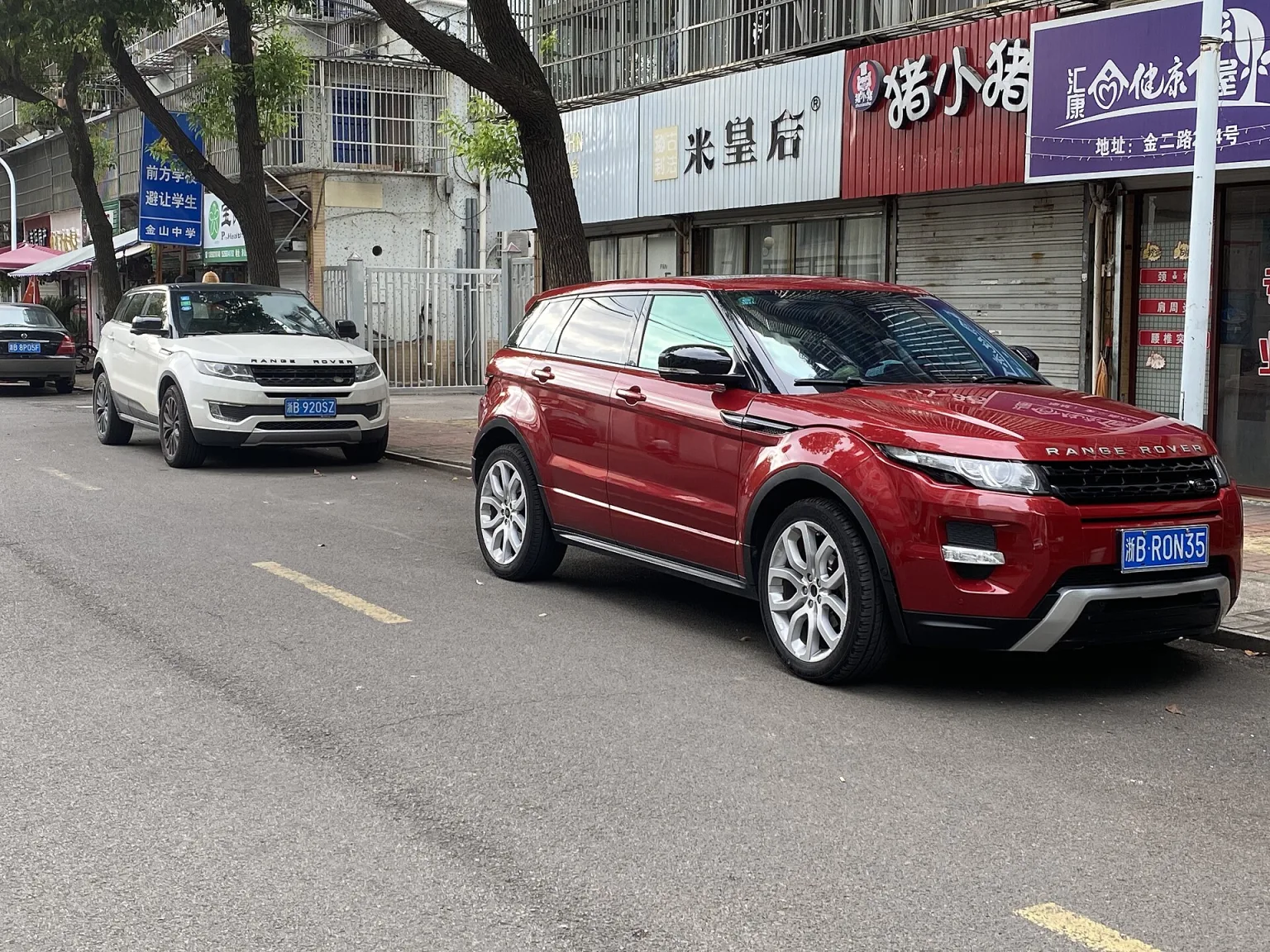 Landwind X7 and Range Rover Evoque front quarter view