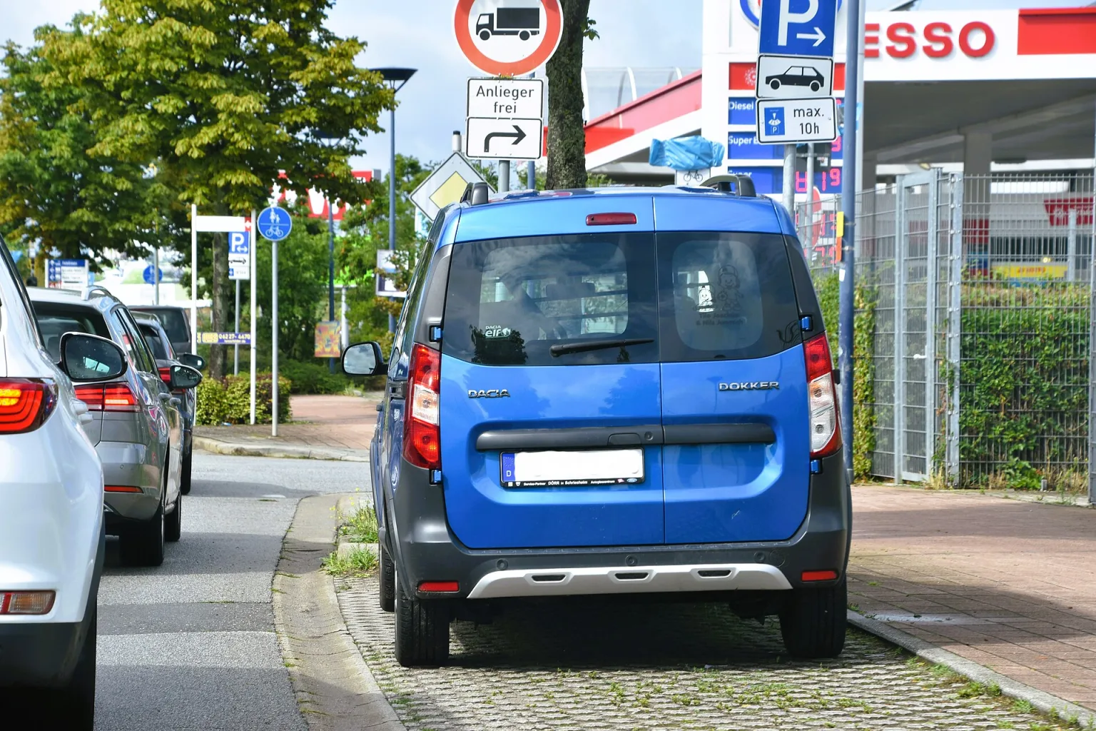 Dacia Dokker Stepway (2015) in blue, front view
