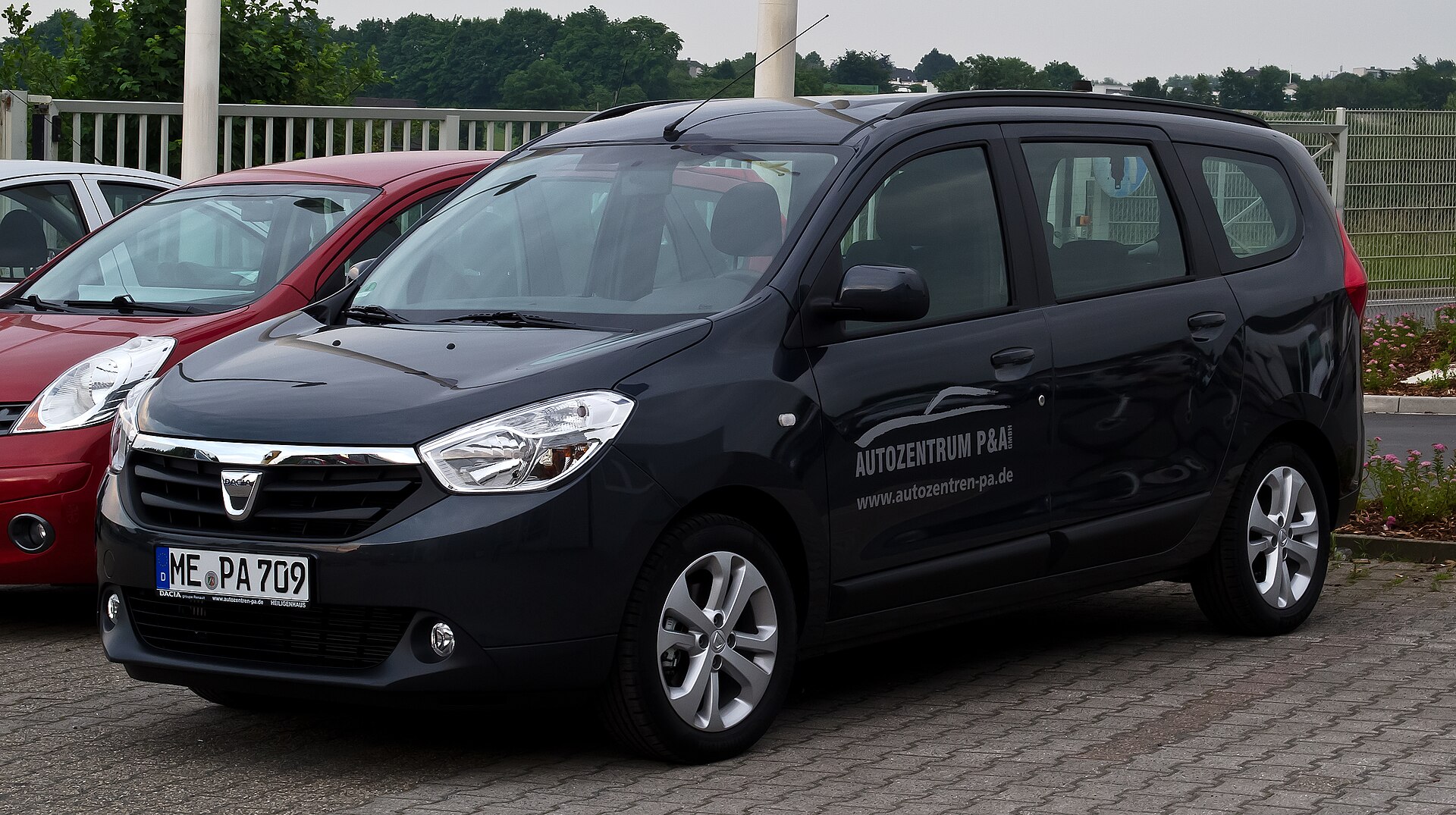 Dacia Lodgy dCi 110 eco² Prestige, front view, June 2012