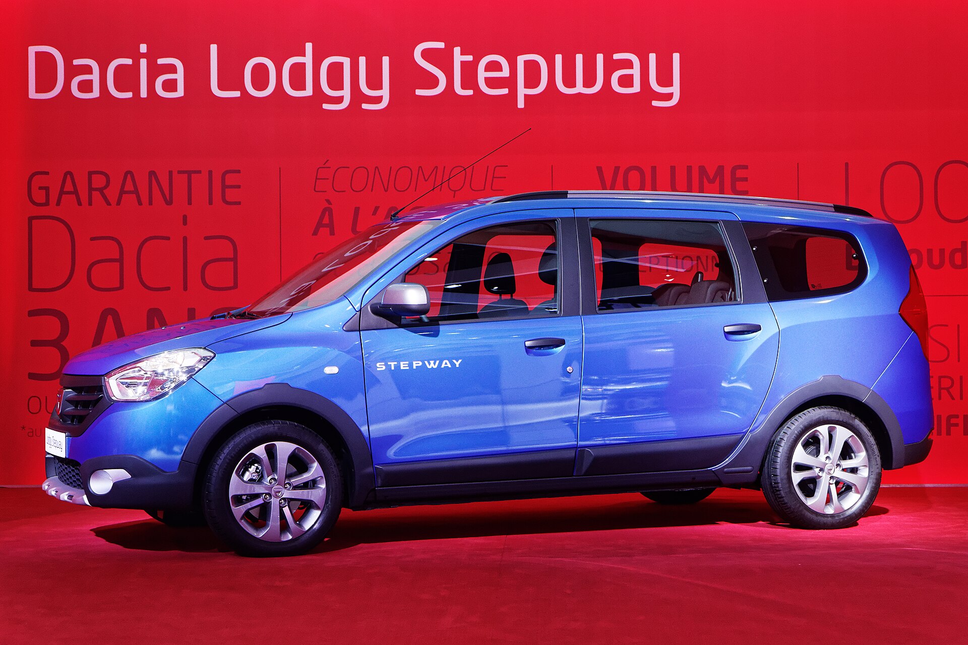 Dacia Lodgy Stepway at 2014 Paris Motor Show