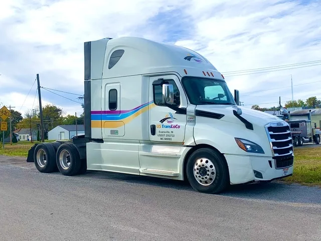 Freightliner Cascadia truck in daylight