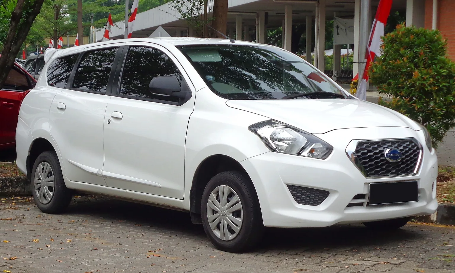 2015 Datsun Go+ Panca T Option (Indonesia) front view