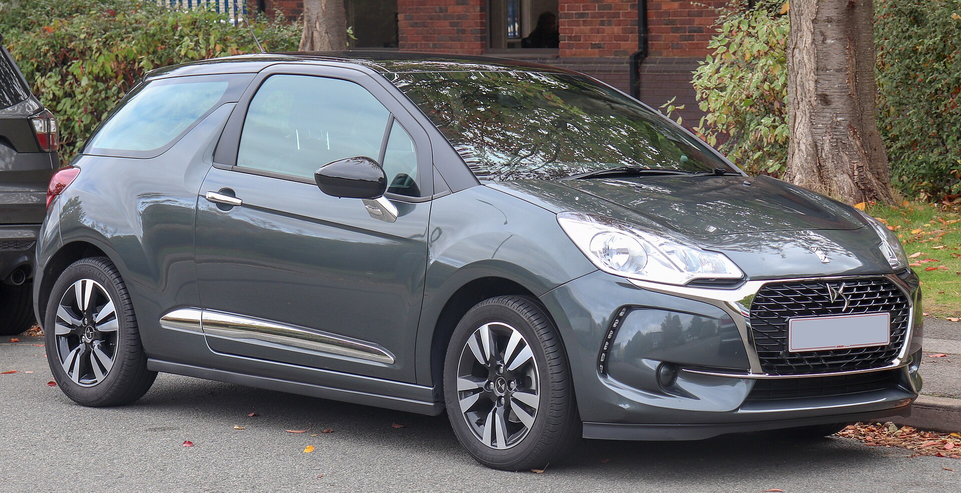 2017 DS 3 Chic PureTech 1.2, front view