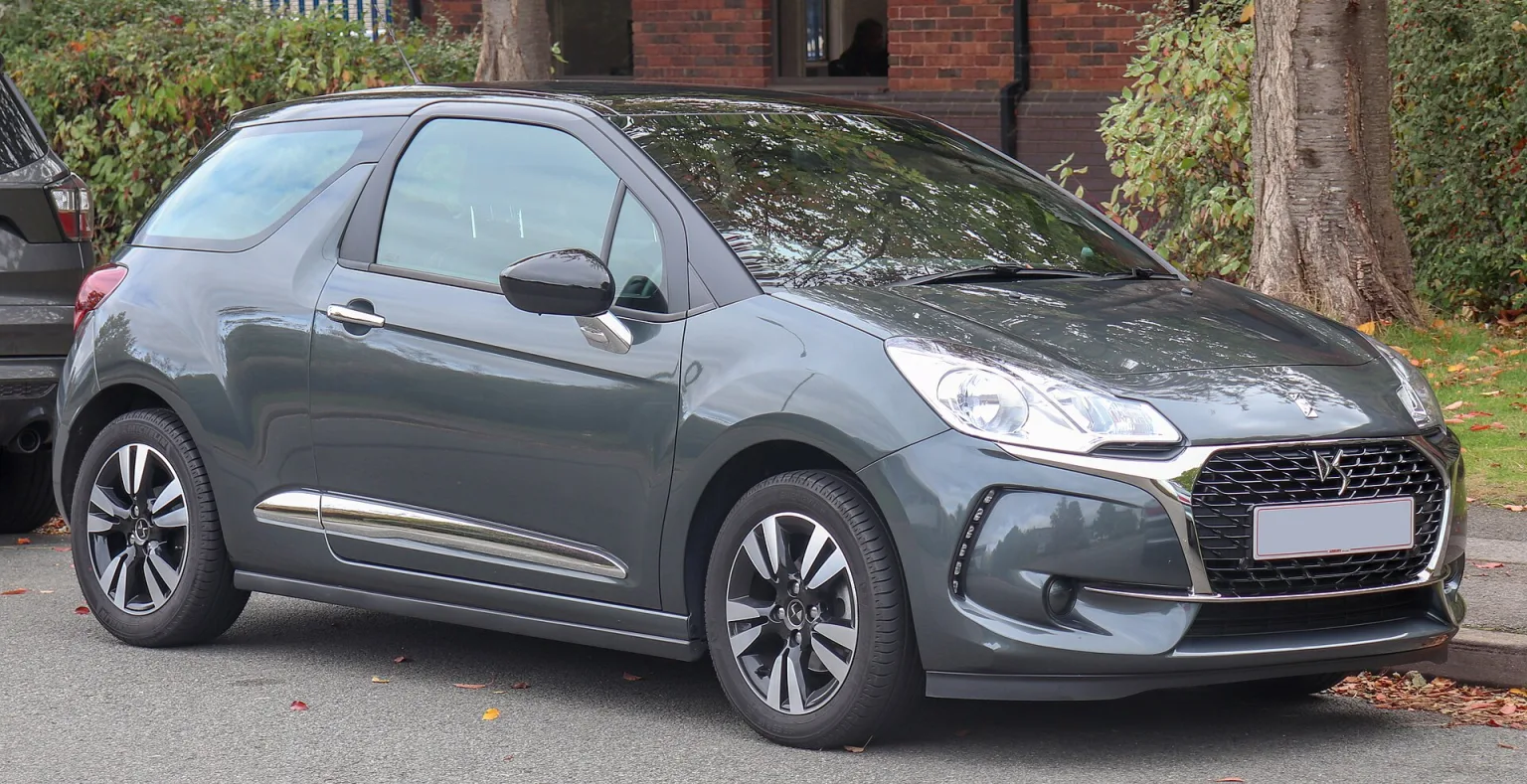 2017 DS 3 Chic PureTech 1.2, front view