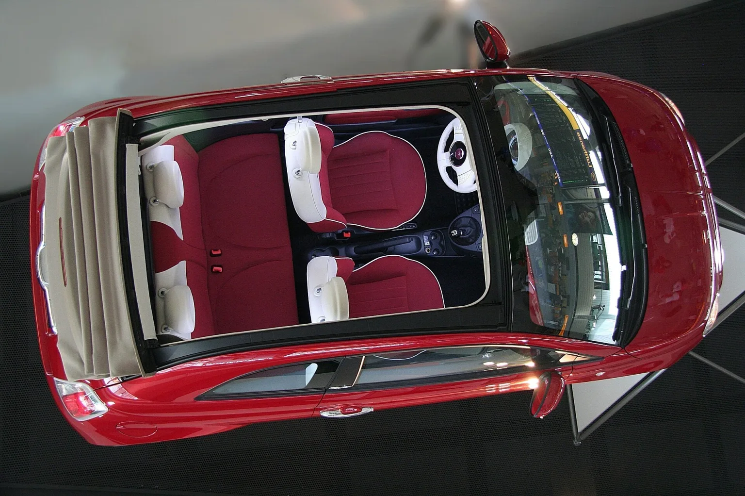 Fiat 500 Cabrio, model year 2009, front view.