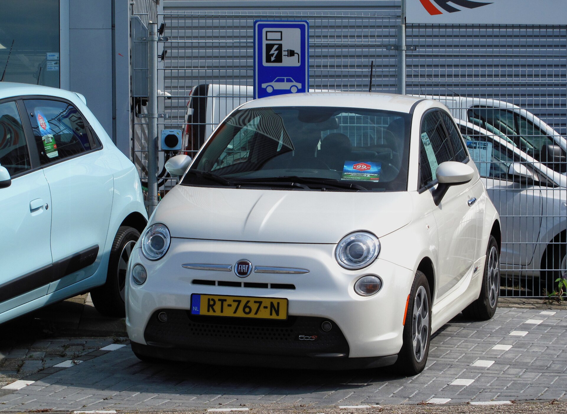2014 Fiat 500e, first generation electric city car by Fiat