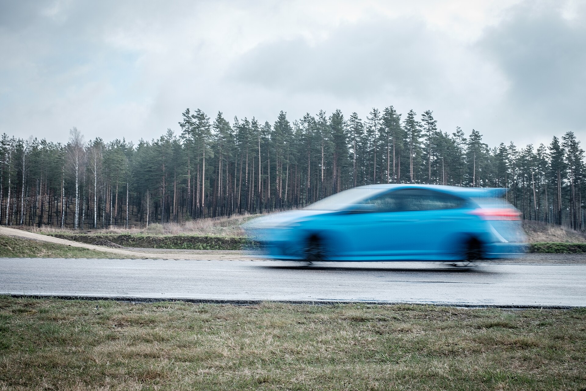 2016 Ford Focus RS in blue, front three-quarter view