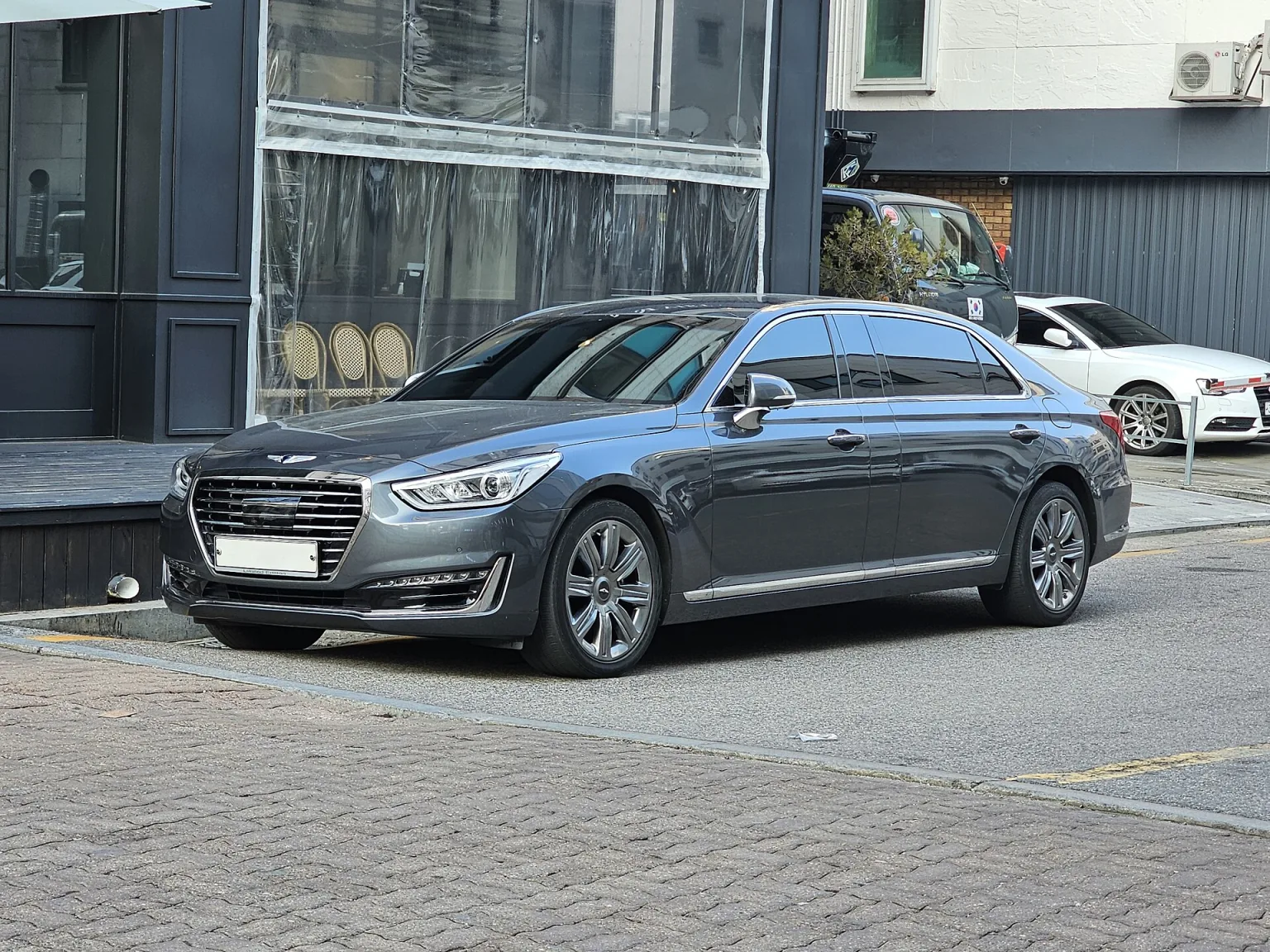 Genesis EQ900L 5.0 HTRAC HI in Graceful Gray, 2016 limousine