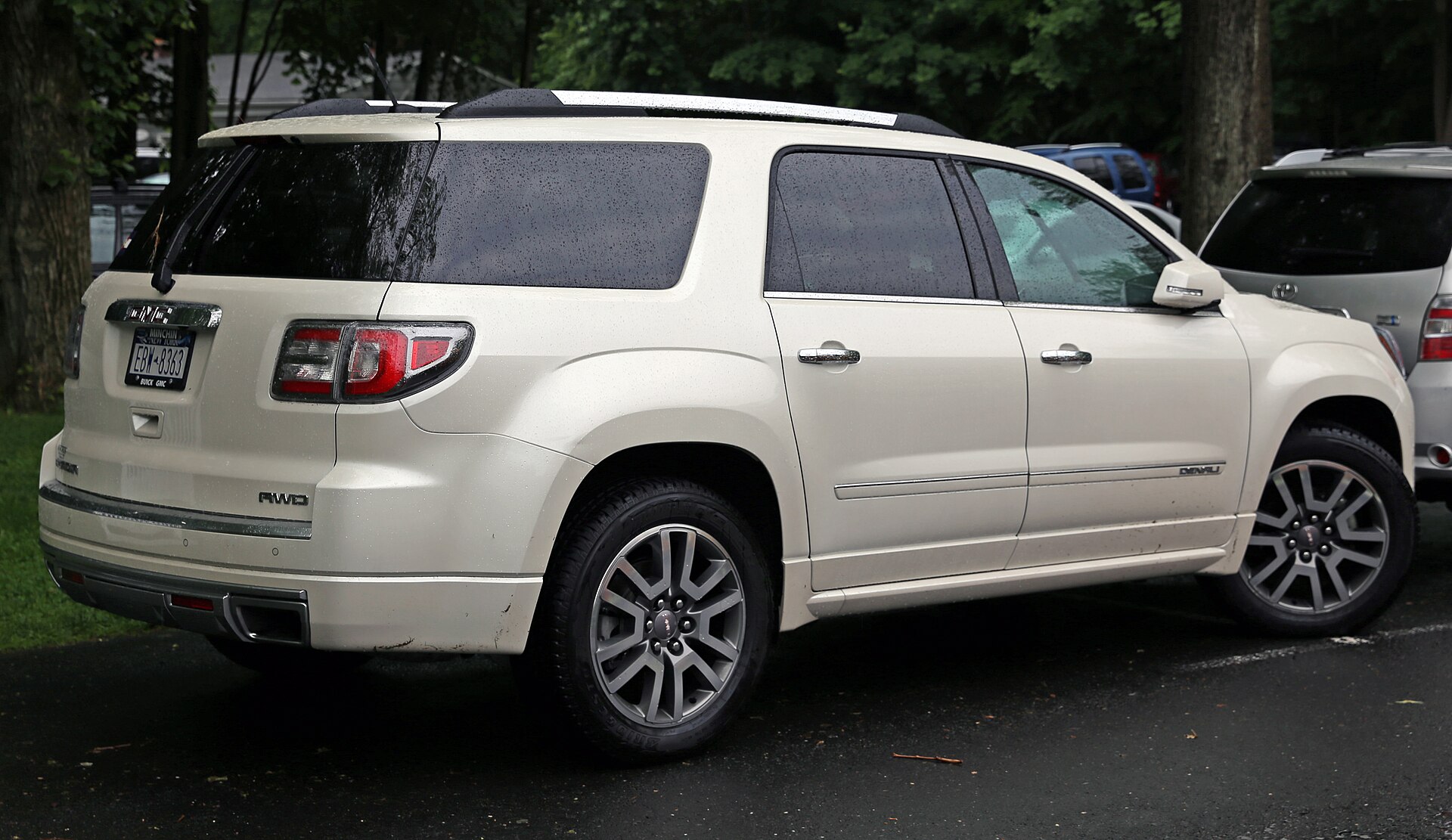 2013 GMC Acadia Denali, front view, parked