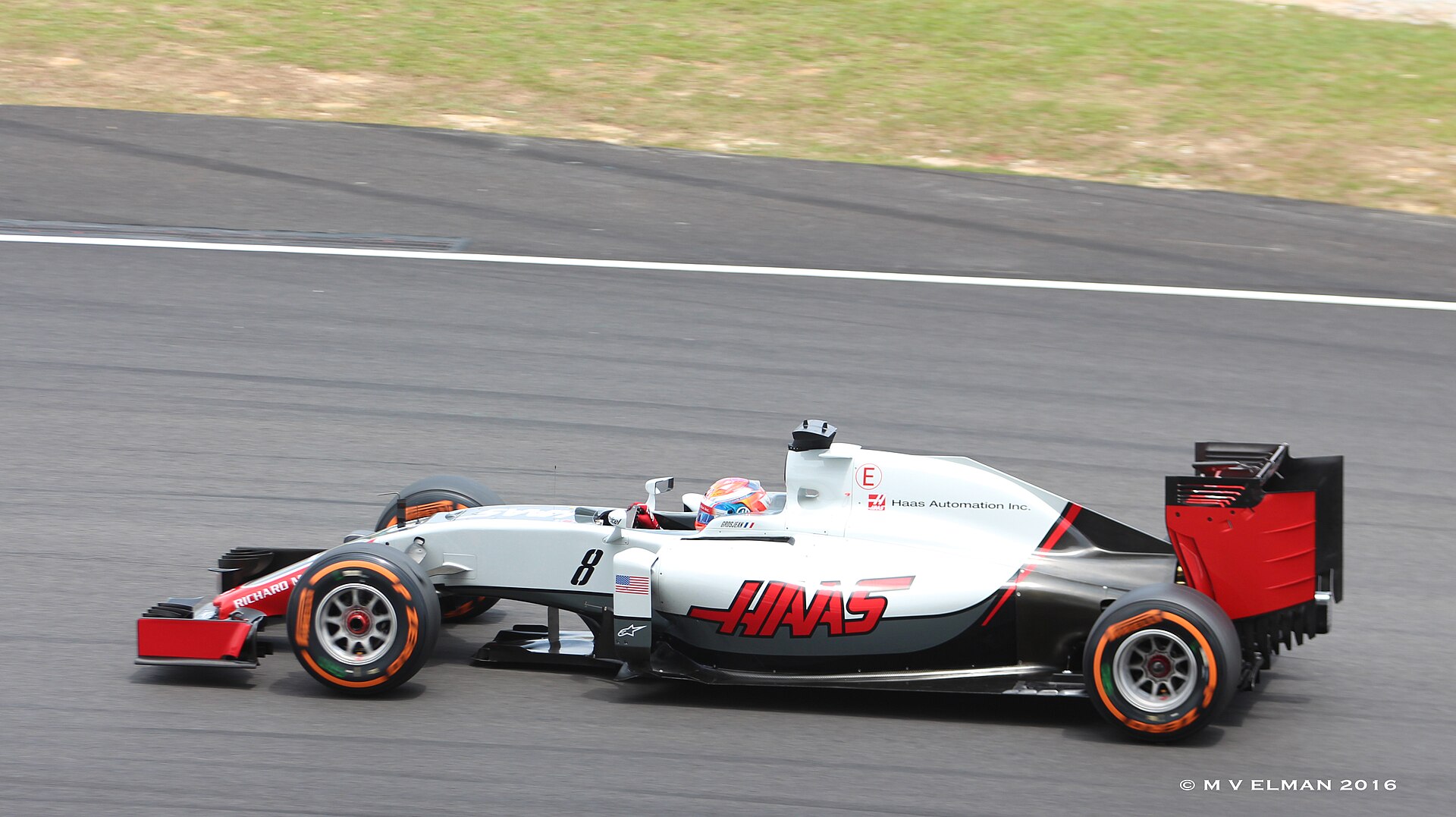 Romain Grosjean driving the Haas Ferrari F1 Team VF-01 in 2016.