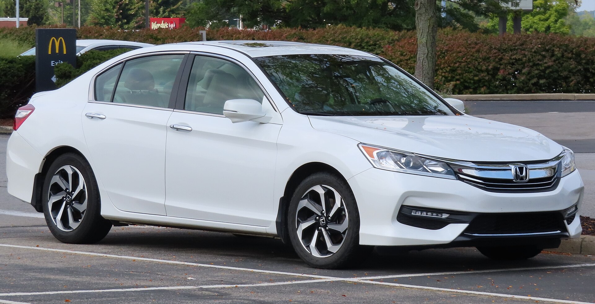 2016 Honda Accord EX-L sedan, front right view