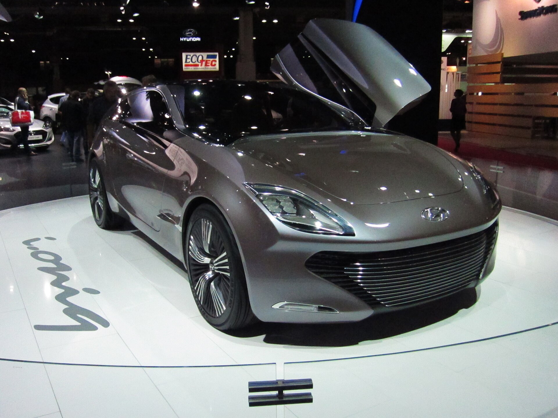 Hyundai i-oniq Concept at an auto show, 2012.