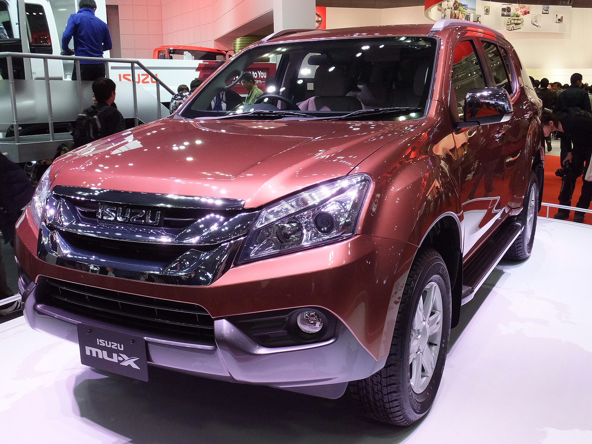 Isuzu MU-X front view at Tokyo Motor Show 2013