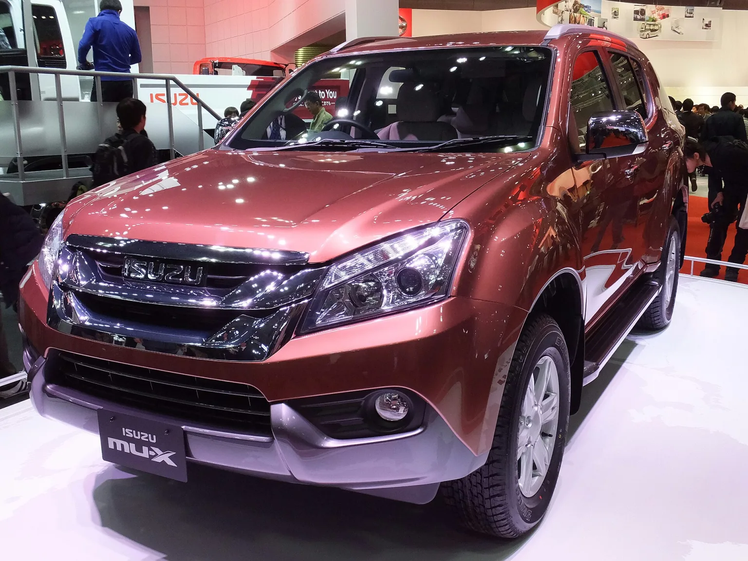 Isuzu MU-X front view at Tokyo Motor Show 2013