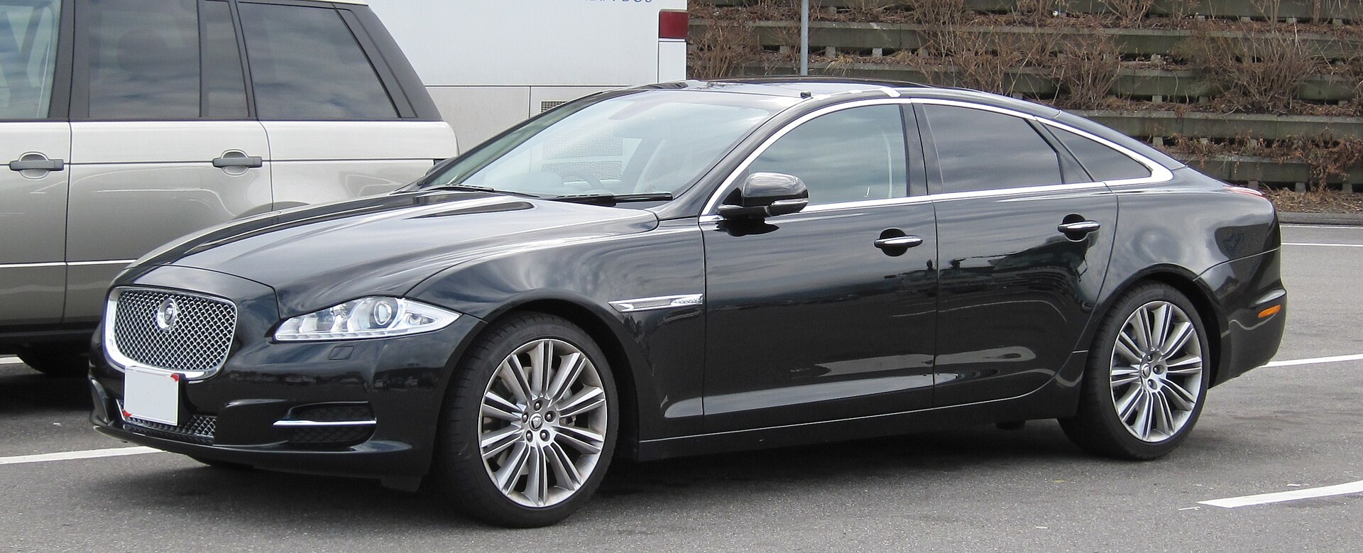Jaguar XJ X351 sedan