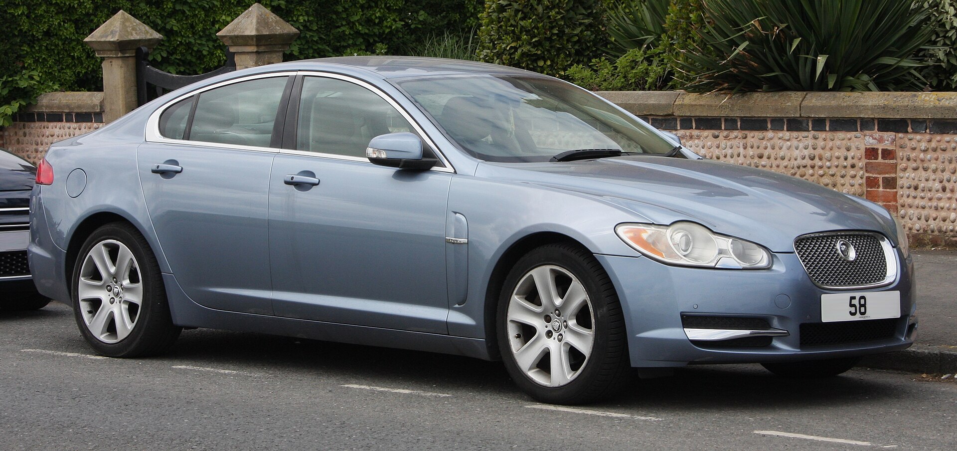2009 Jaguar XF Premium Luxury D V6 diesel automatic, front right view