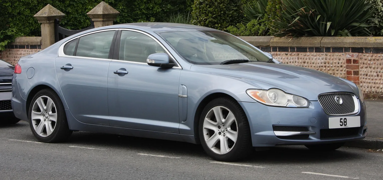2009 Jaguar XF Premium Luxury D V6 diesel automatic, front right view