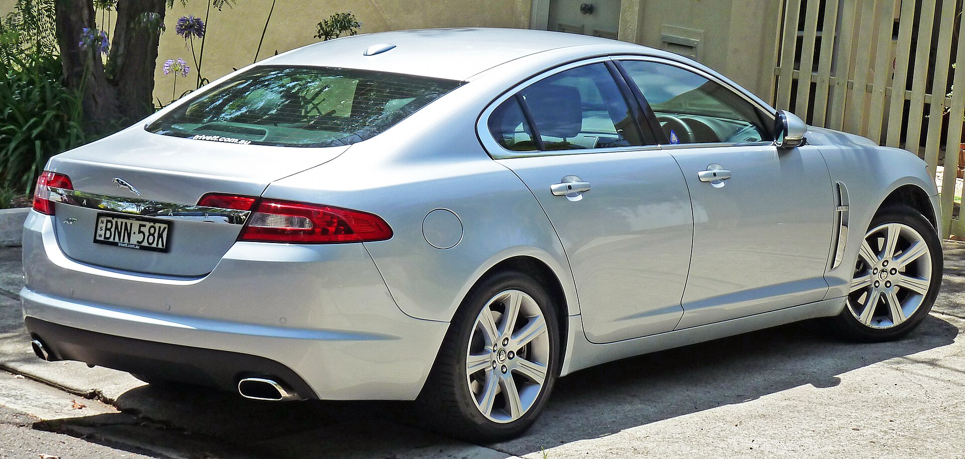 2009-2010 Jaguar XF (X250 MY10) Luxury sedan