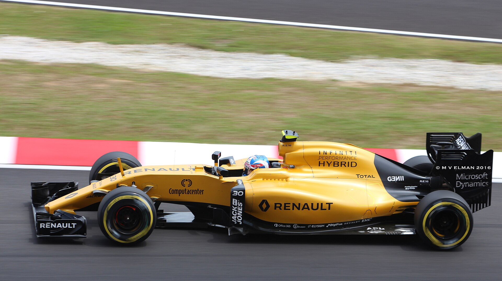 Jolyon Palmer driving the Renault F1 RS16 in 2016.