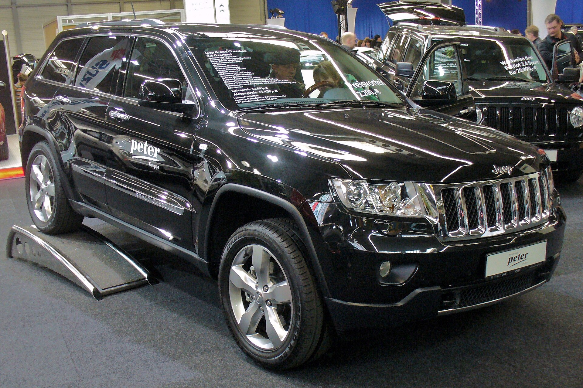 2011 Jeep Grand Cherokee, front view