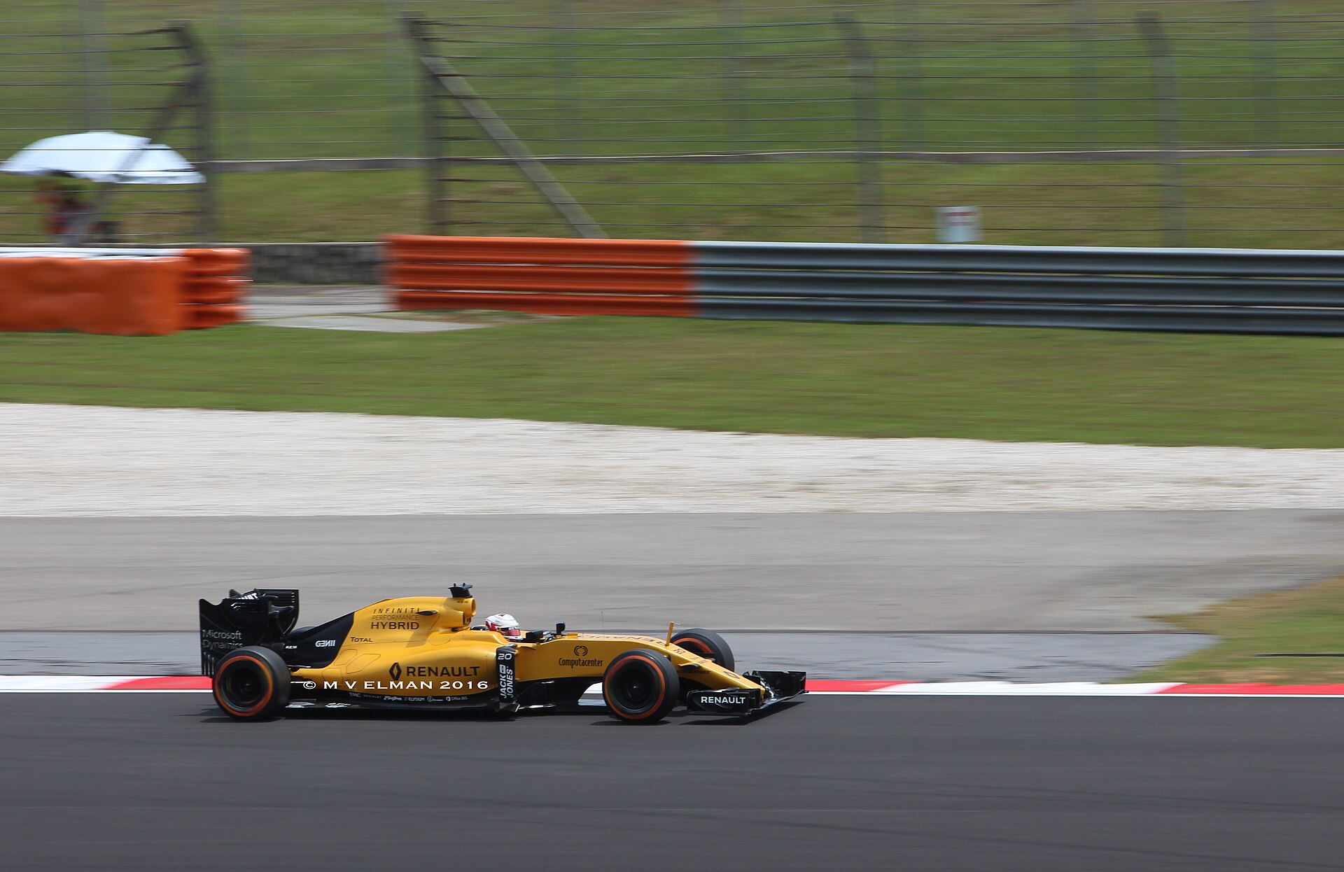 Kevin Magnussen driving the Renault F1 Team RS16 in 2016.