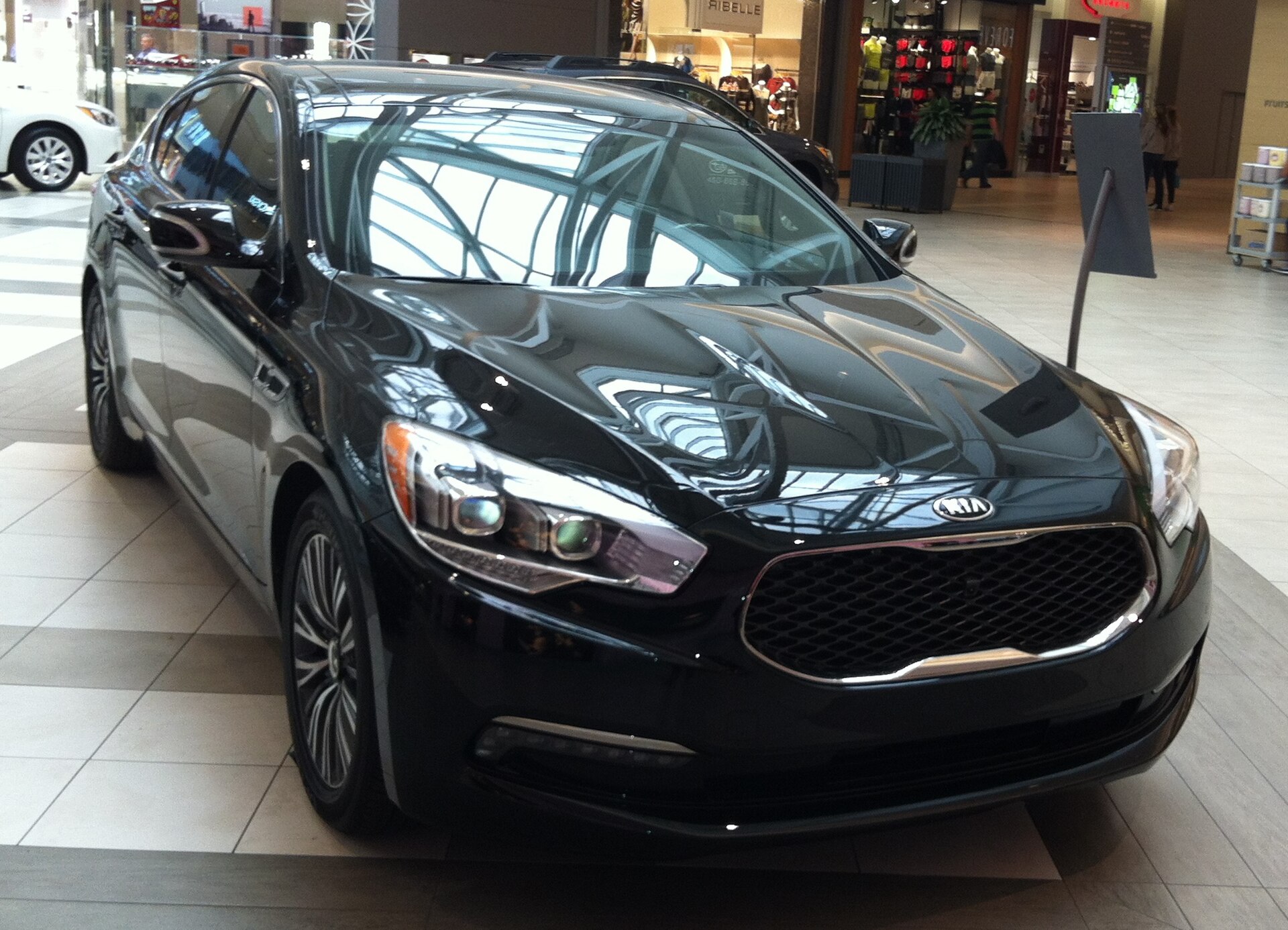 2015 Kia K900 front view at Carrefour Laval