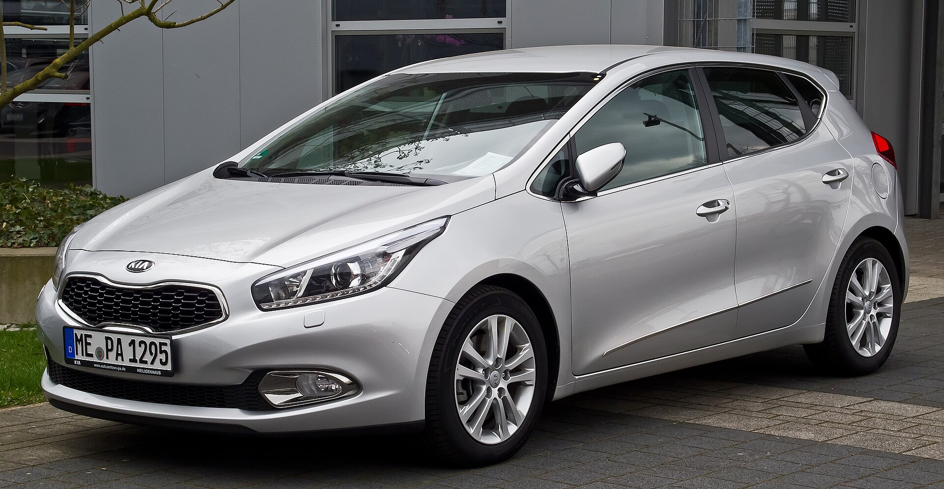 Second-generation Kia Cee'd (JD) hatchback, front view