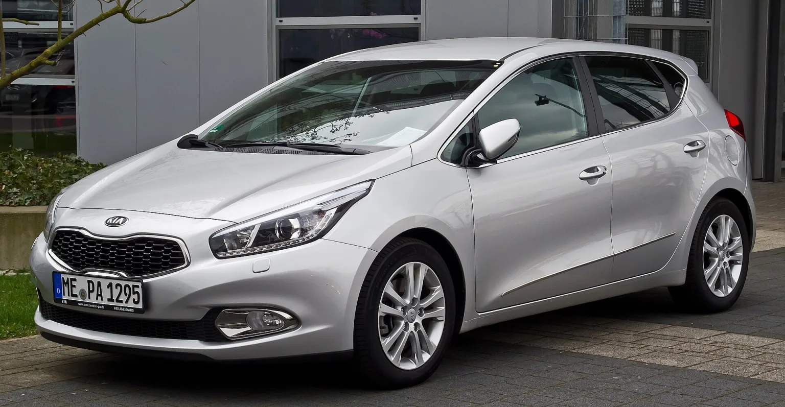 Second-generation Kia Cee'd (JD) hatchback, front view