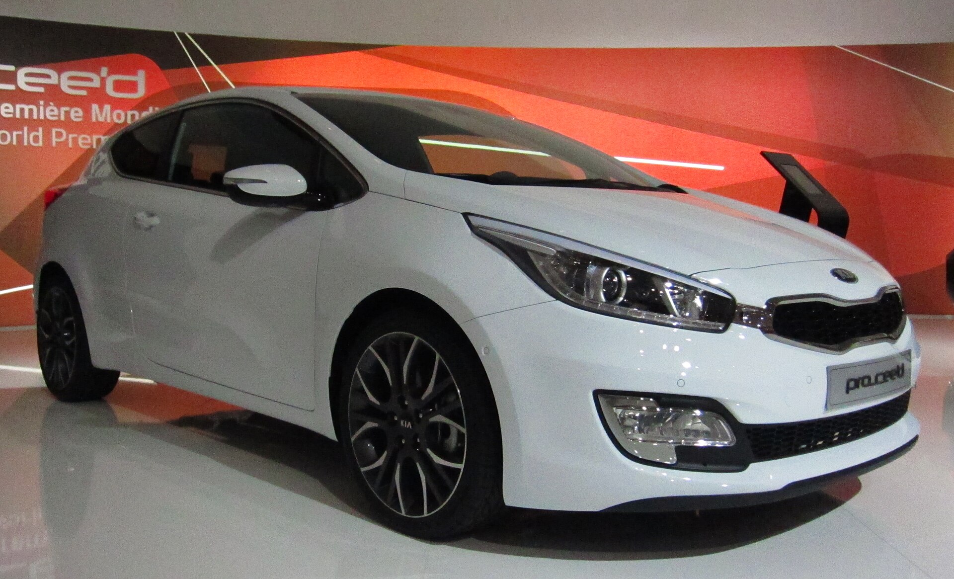 Kia pro cee'd II front quarter view