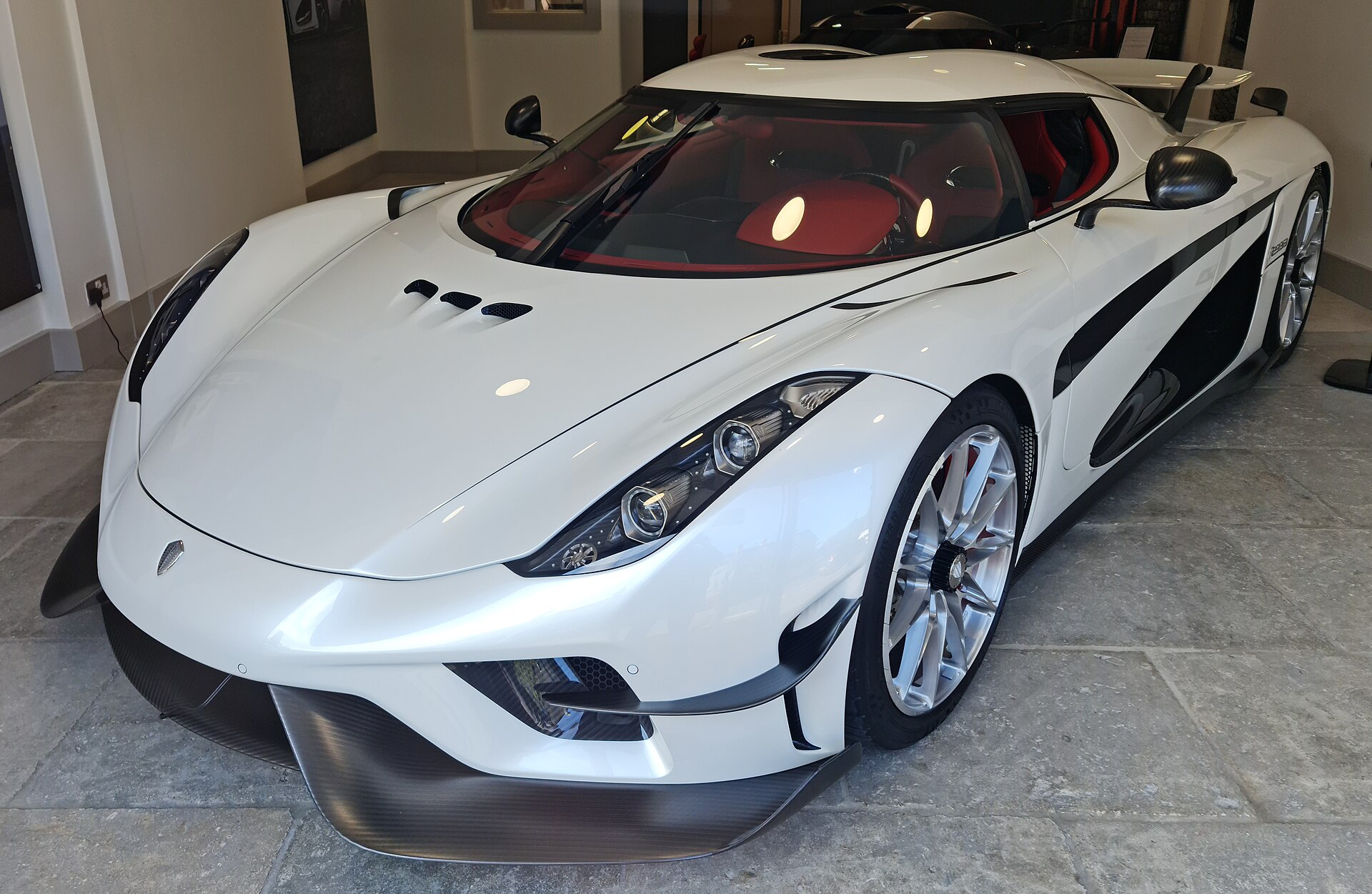 Koenigsegg Regera in white