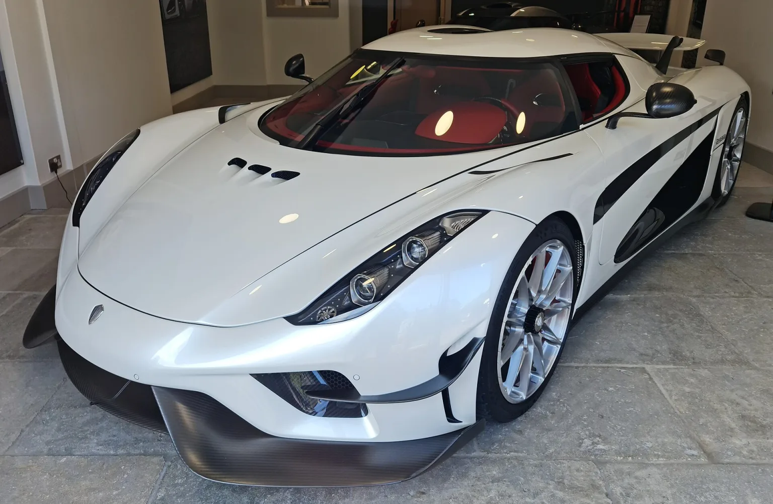 Koenigsegg Regera in white