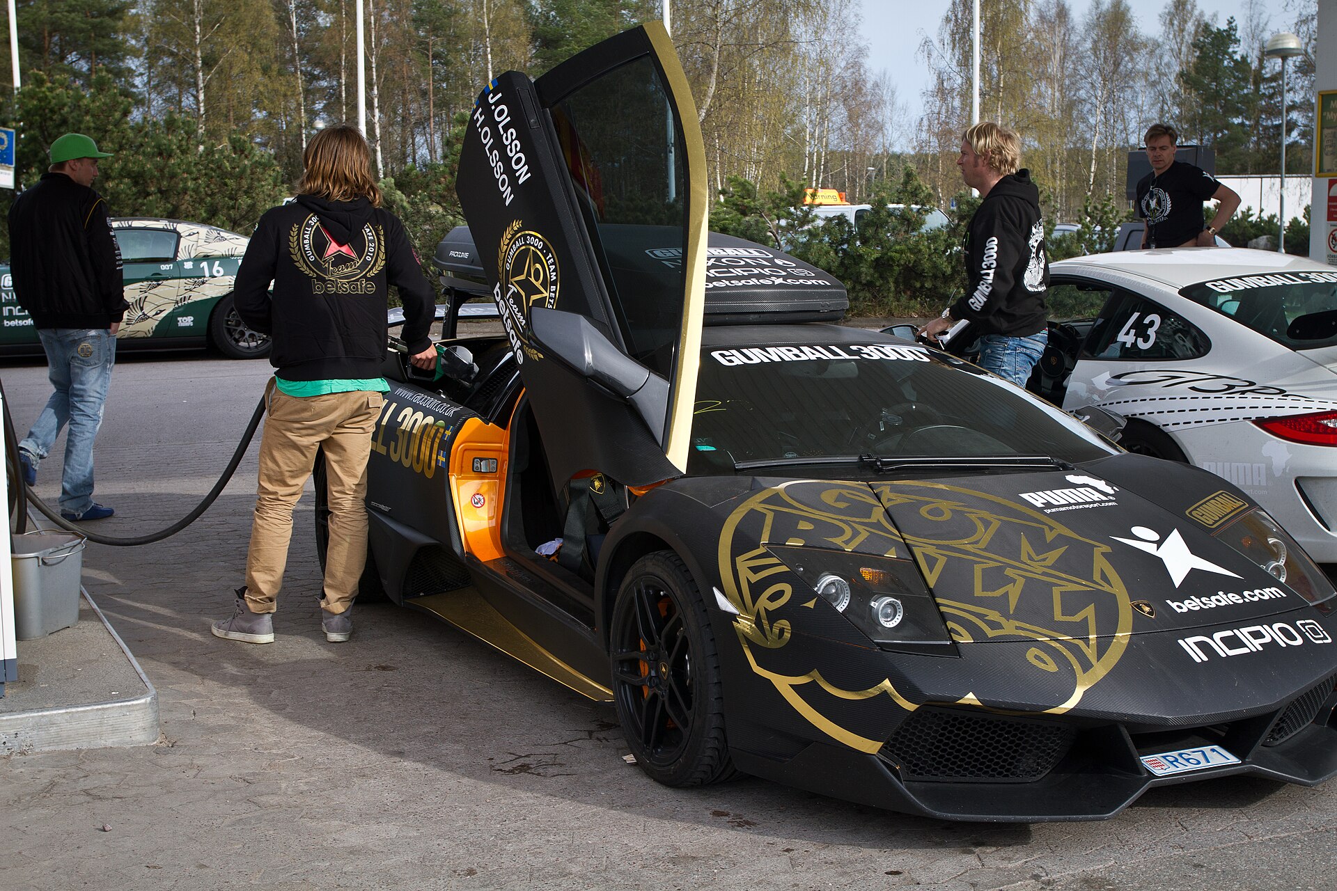 Lamborghini Murciélago LP670-4 SuperVeloce in yellow, front three-quarter view.