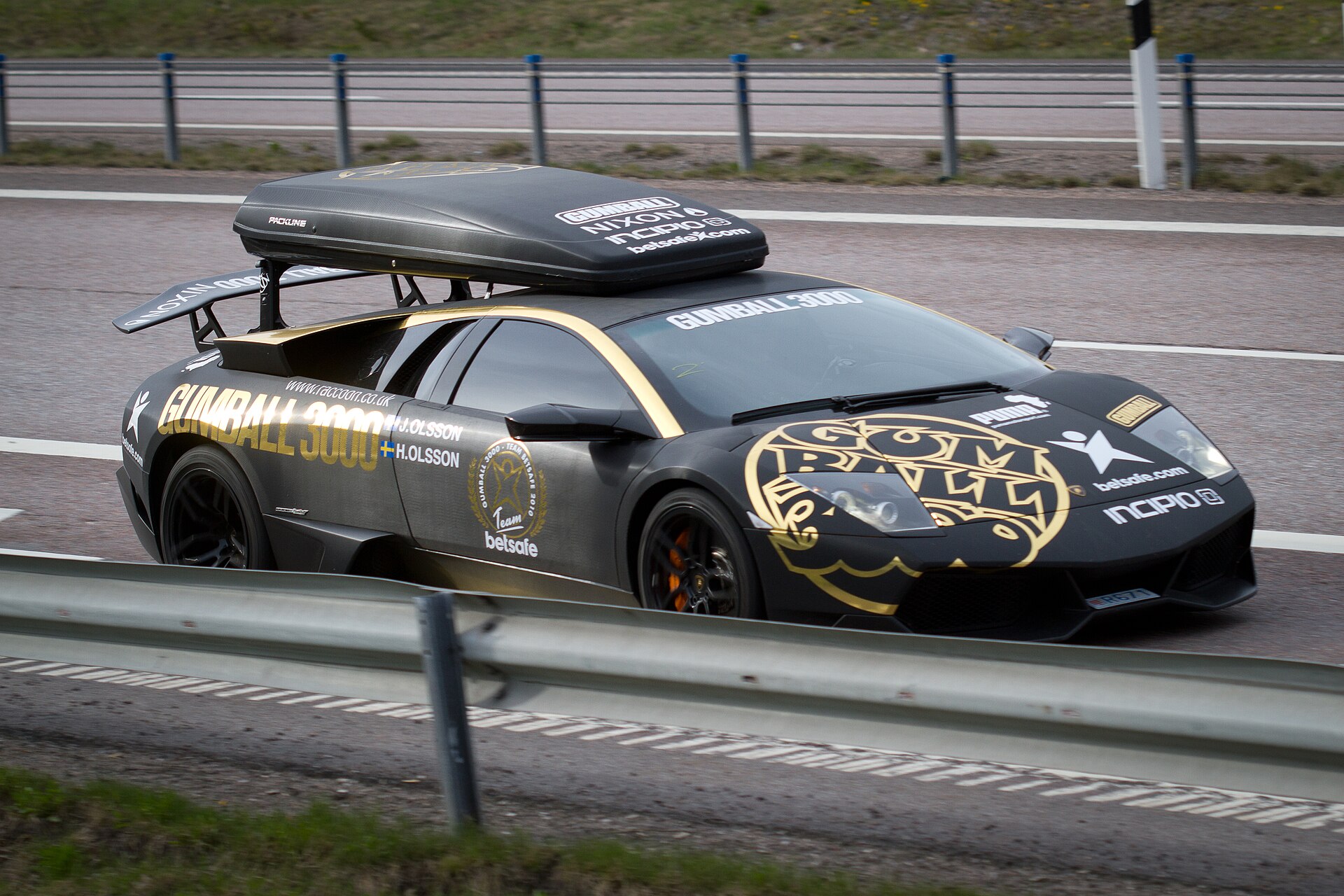 Lamborghini Murciélago LP670-4 SuperVeloce in bright yellow