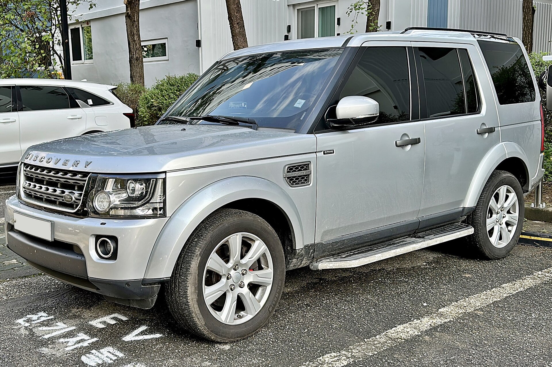 2014 Land Rover Discovery 4, facelifted model shown