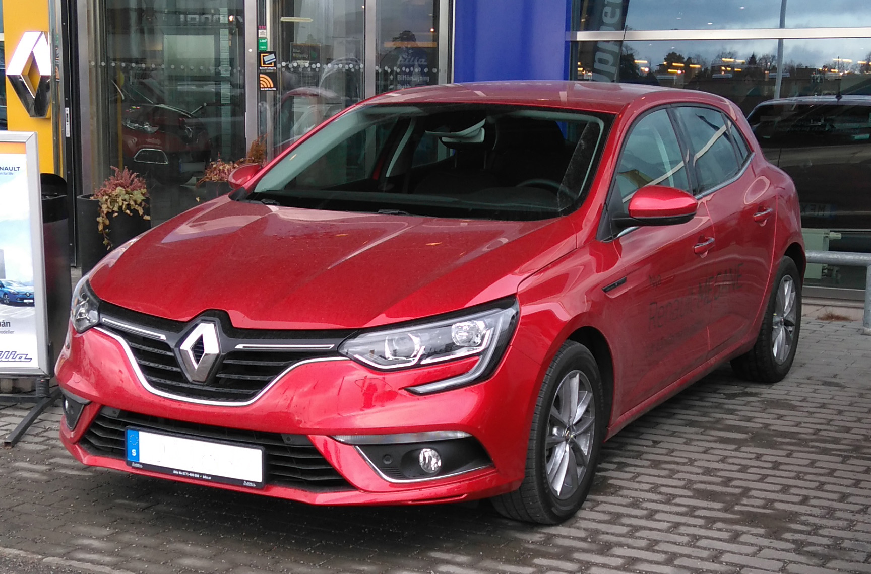 2016 Renault Megane IV front left view