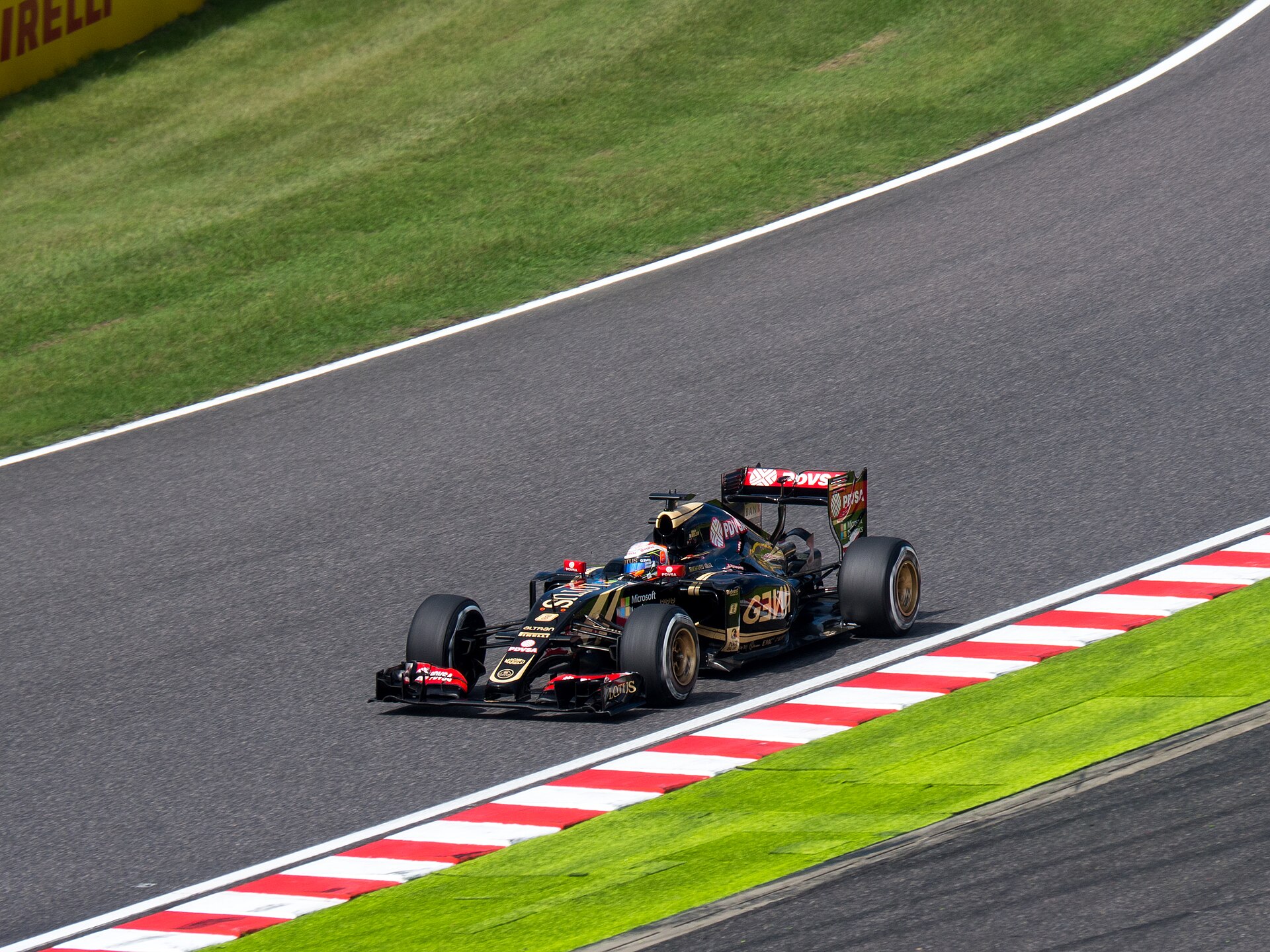 Romain Grosjean driving the Lotus E23 Hybrid in 2015.