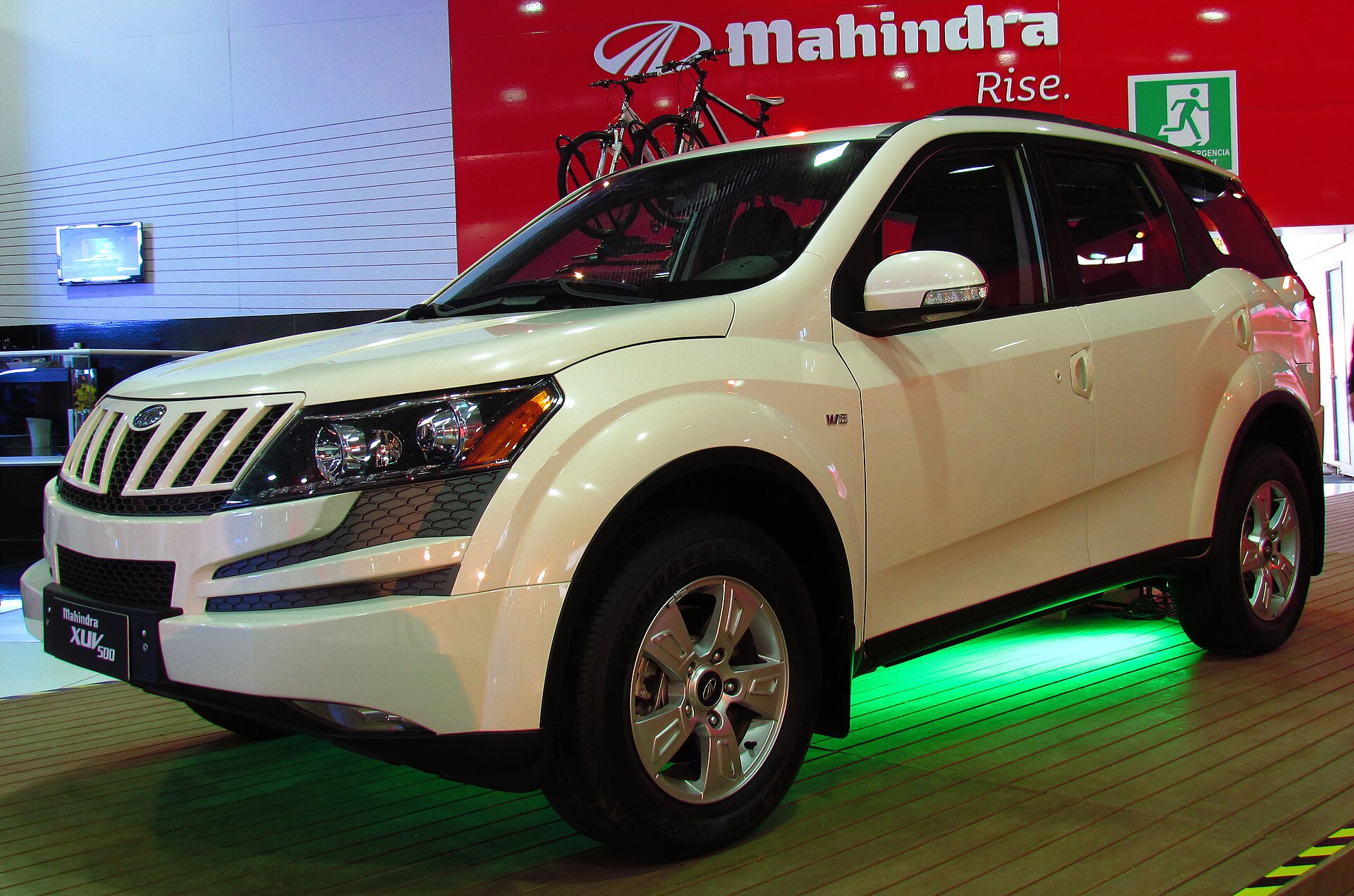 2013 Mahindra XUV500 W6, matching the 2012 model's generation and style.
