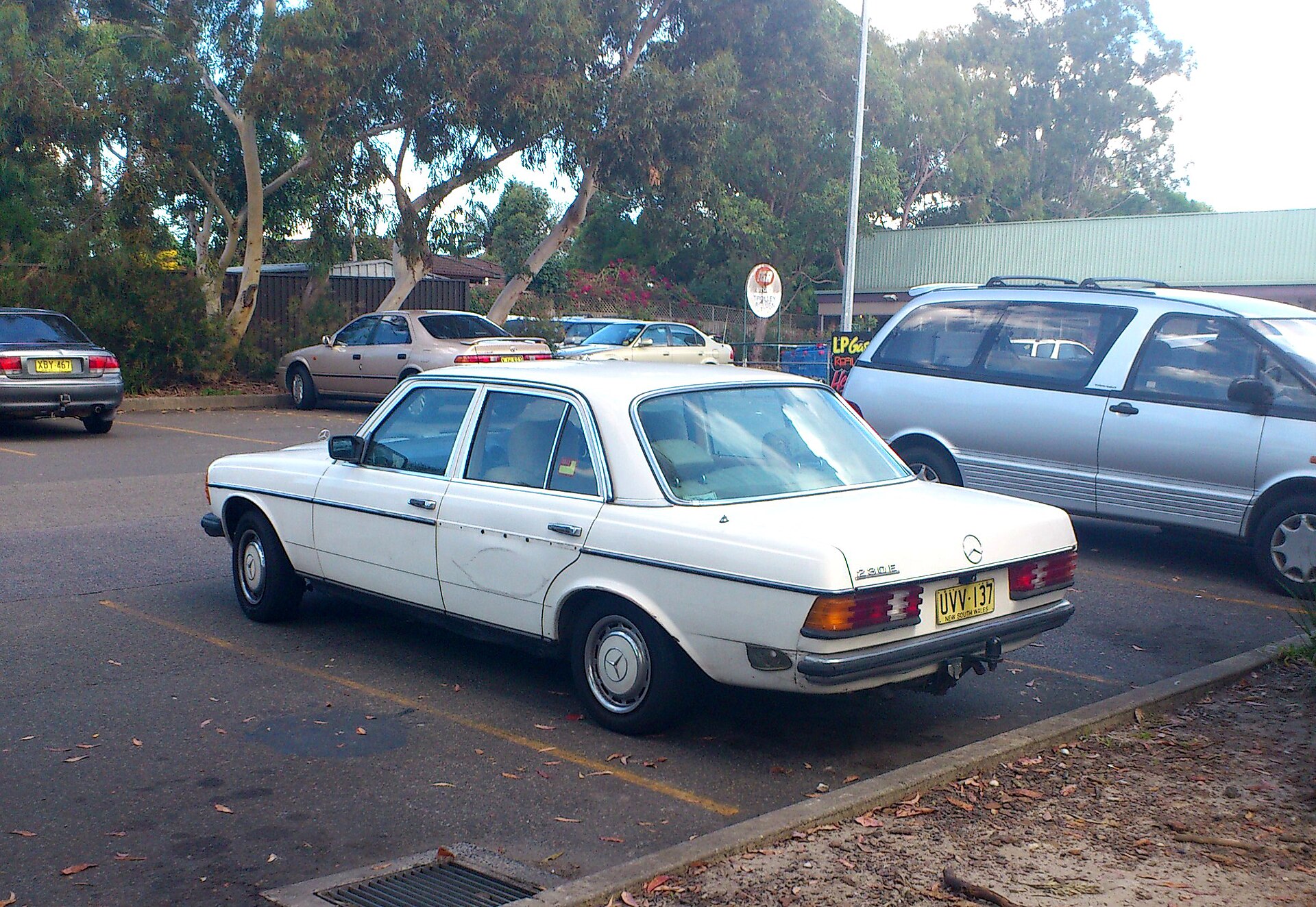 Mercedes-Benz 230E W123
