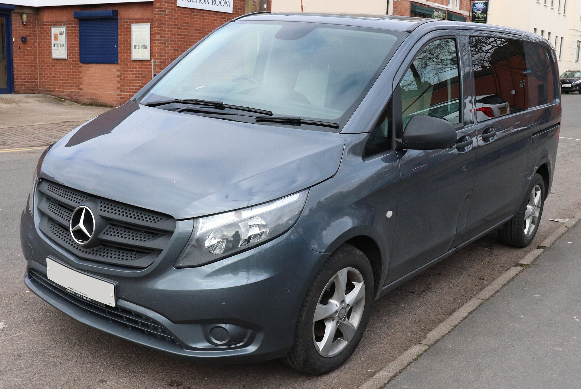 2015 Mercedes-Benz Vito 116 Bluetec 2.1, front view