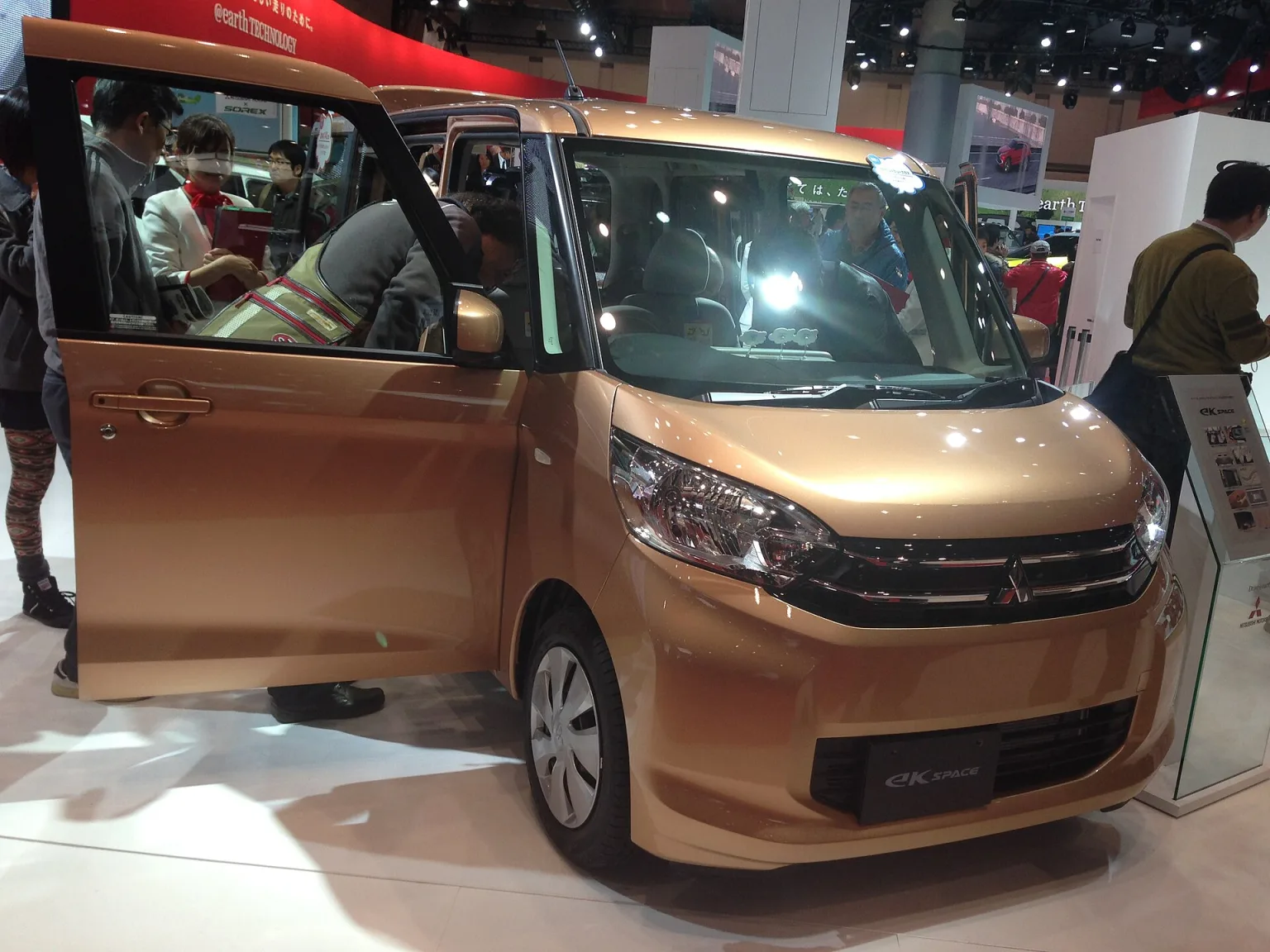 Mitsubishi eK Space at the 2013 Tokyo Motor Show