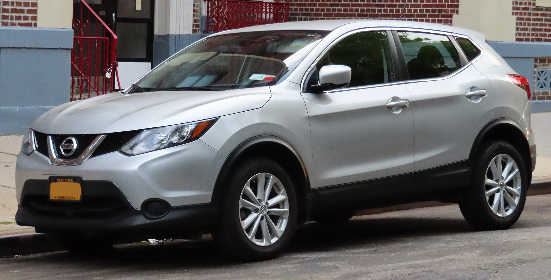 2017 Nissan Rogue Sport AWD 2.0L front view