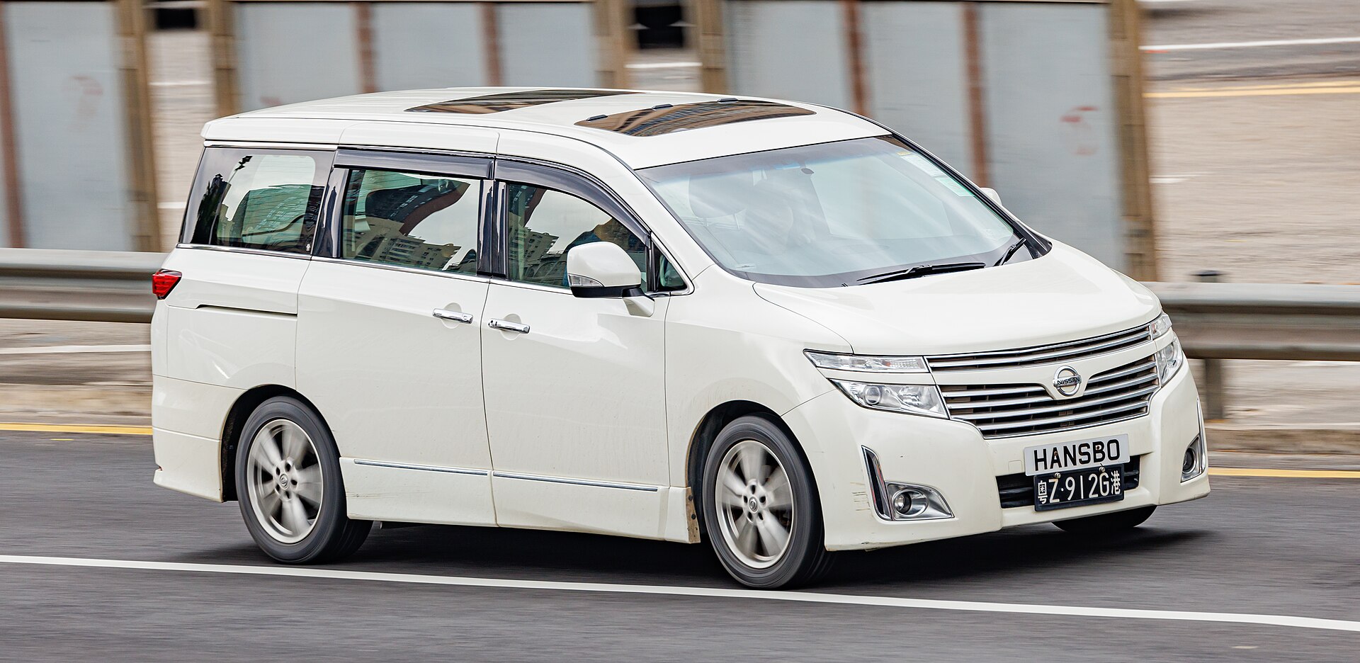 Nissan Elgrand (E52) third generation MPV