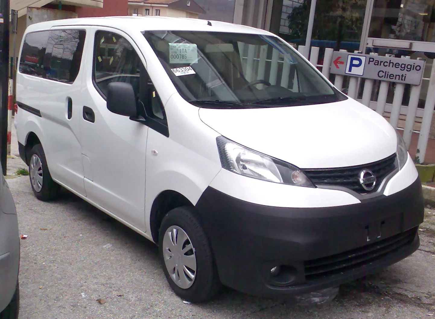 2010 Nissan NV200 front view in Italy