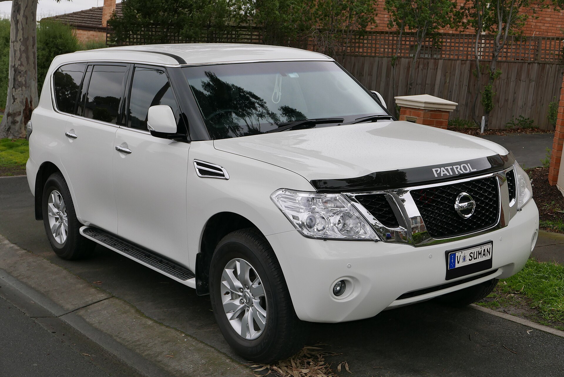 2014 Nissan Patrol (Y62) ST-L wagon, matching the 2015 Y62 generation.