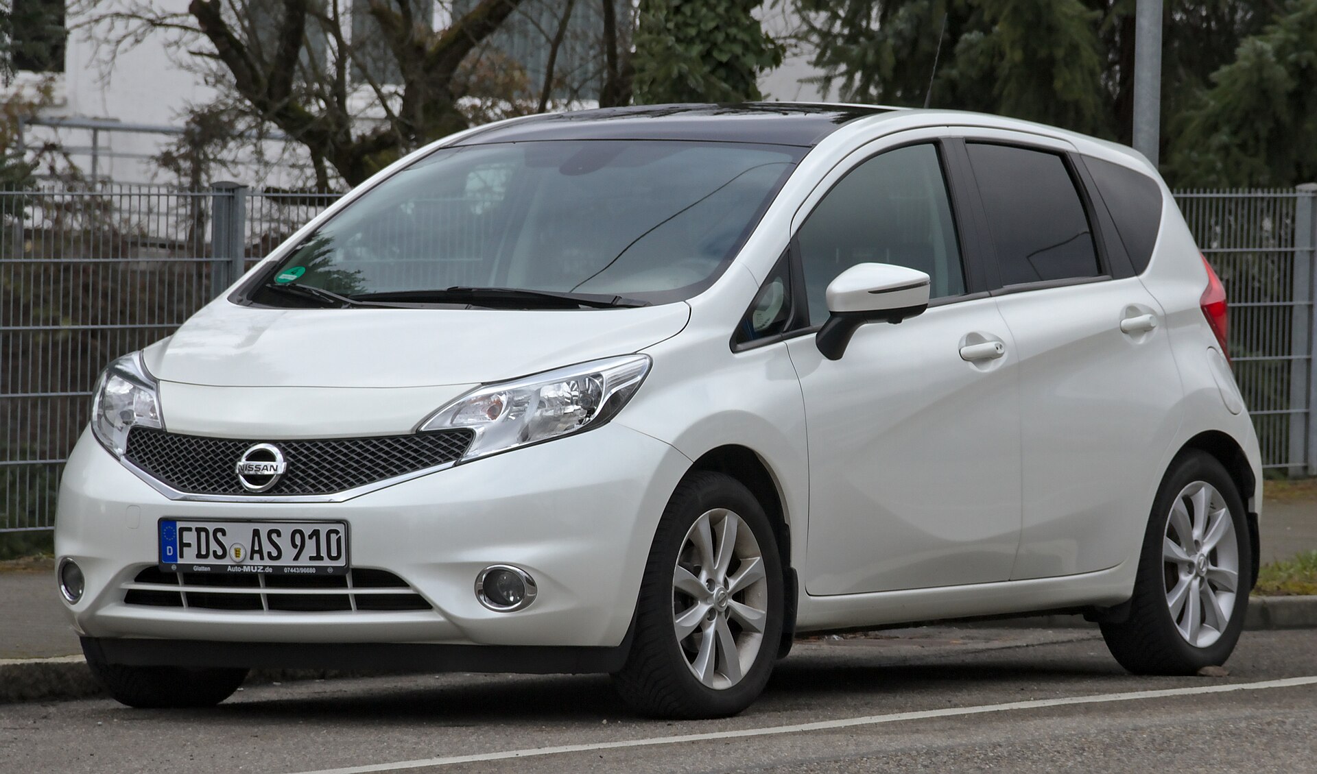 Nissan Note (E12) in silver, front view