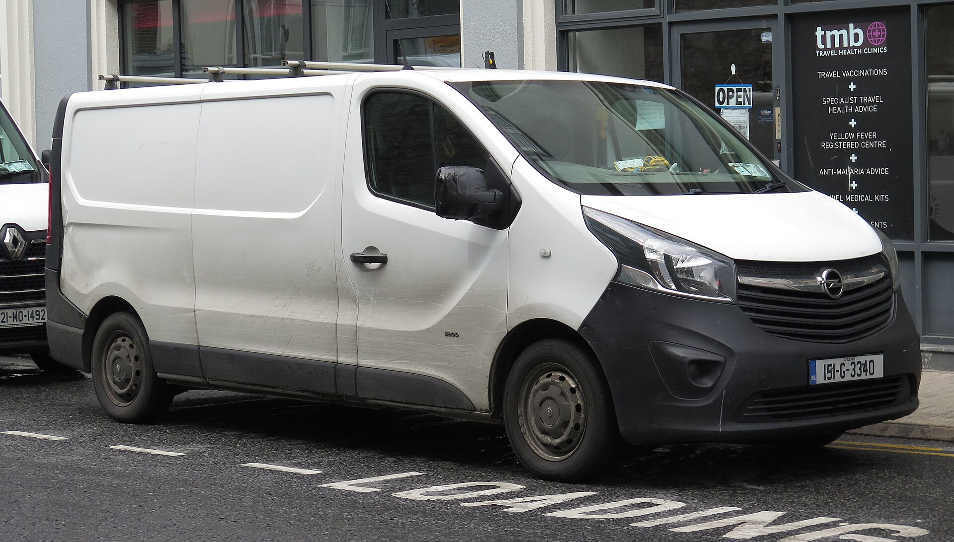 2015 Opel Vivaro in Glacier White, front right view