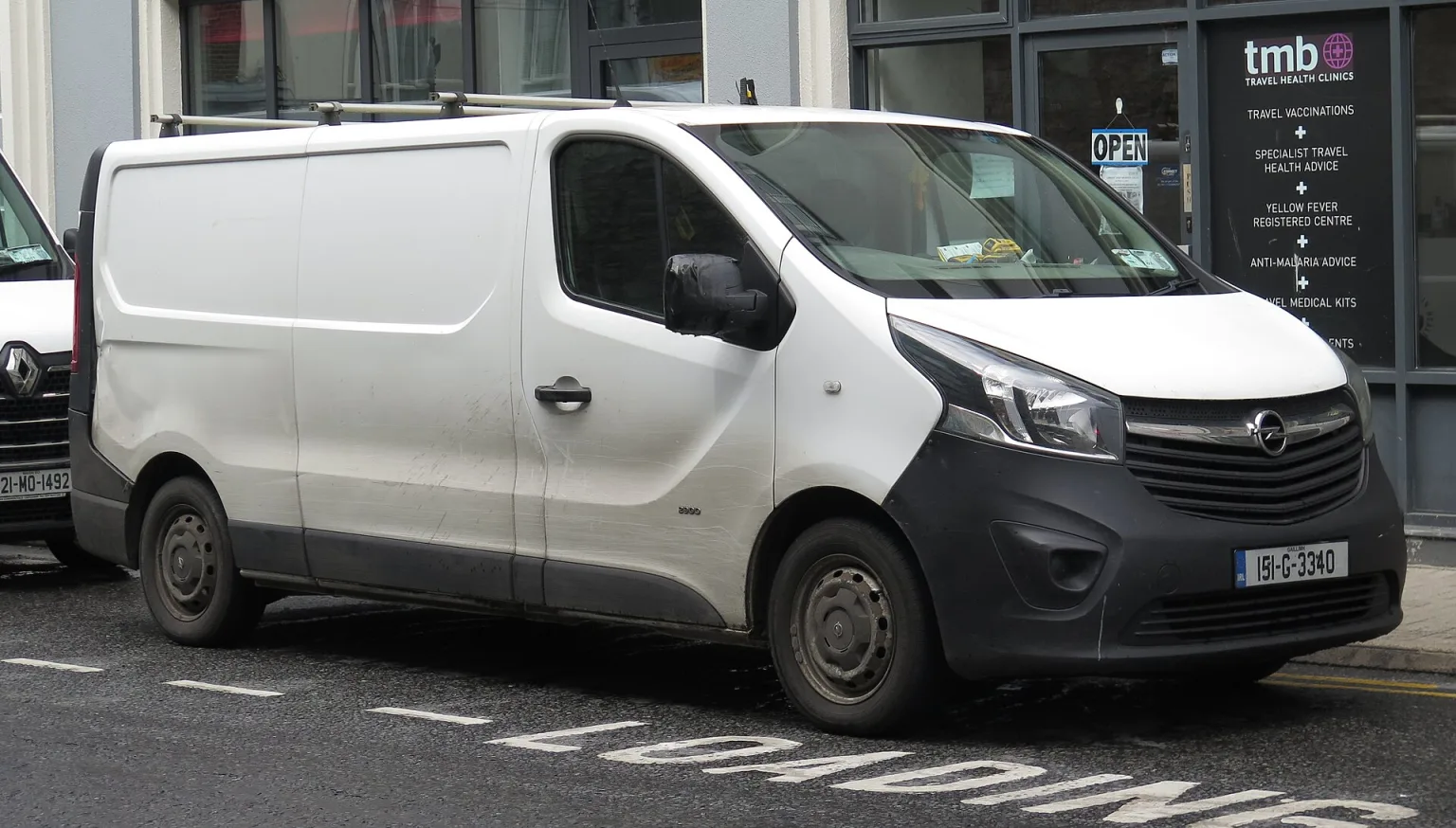 2015 Opel Vivaro in Glacier White, front right view