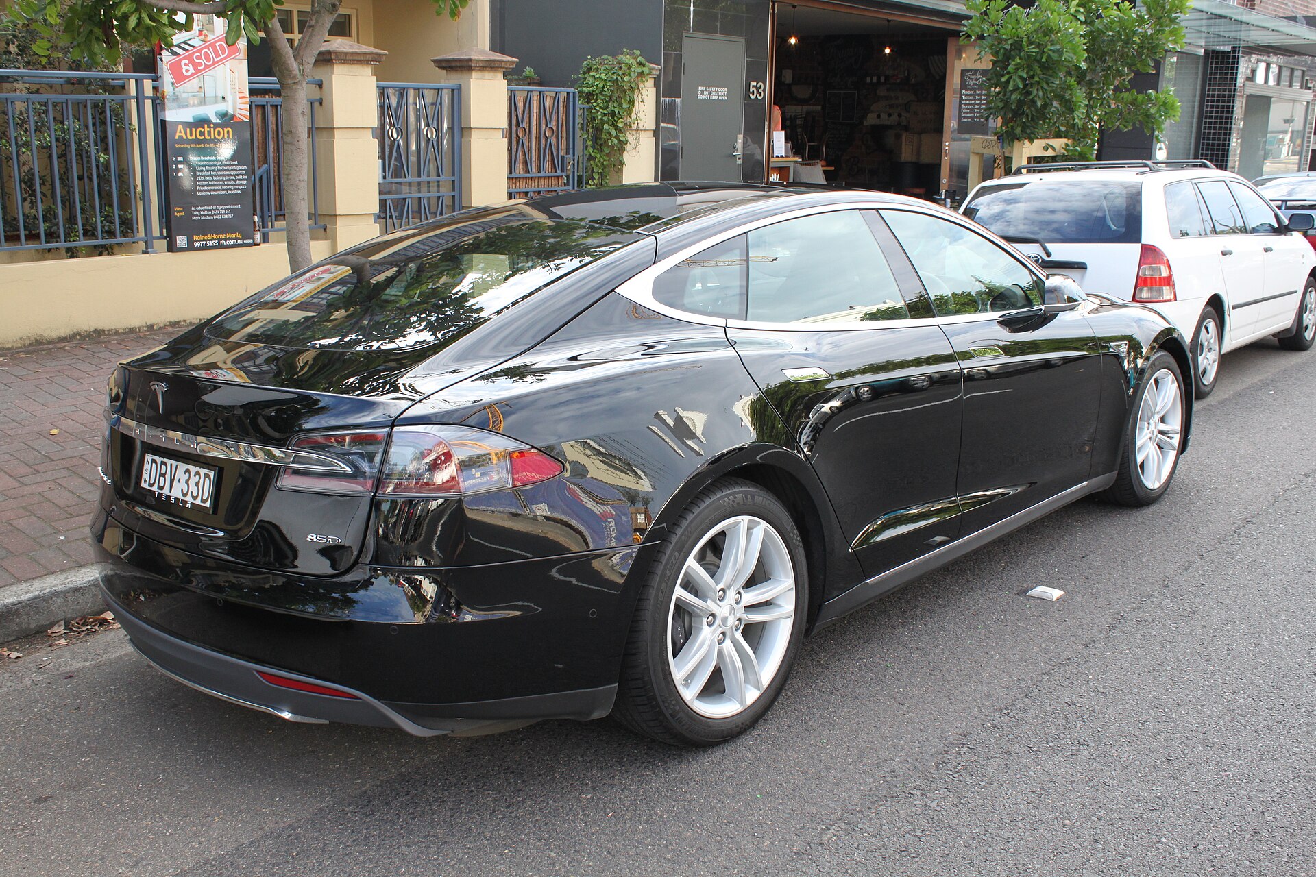 2015 Tesla Model S 85D hatchback