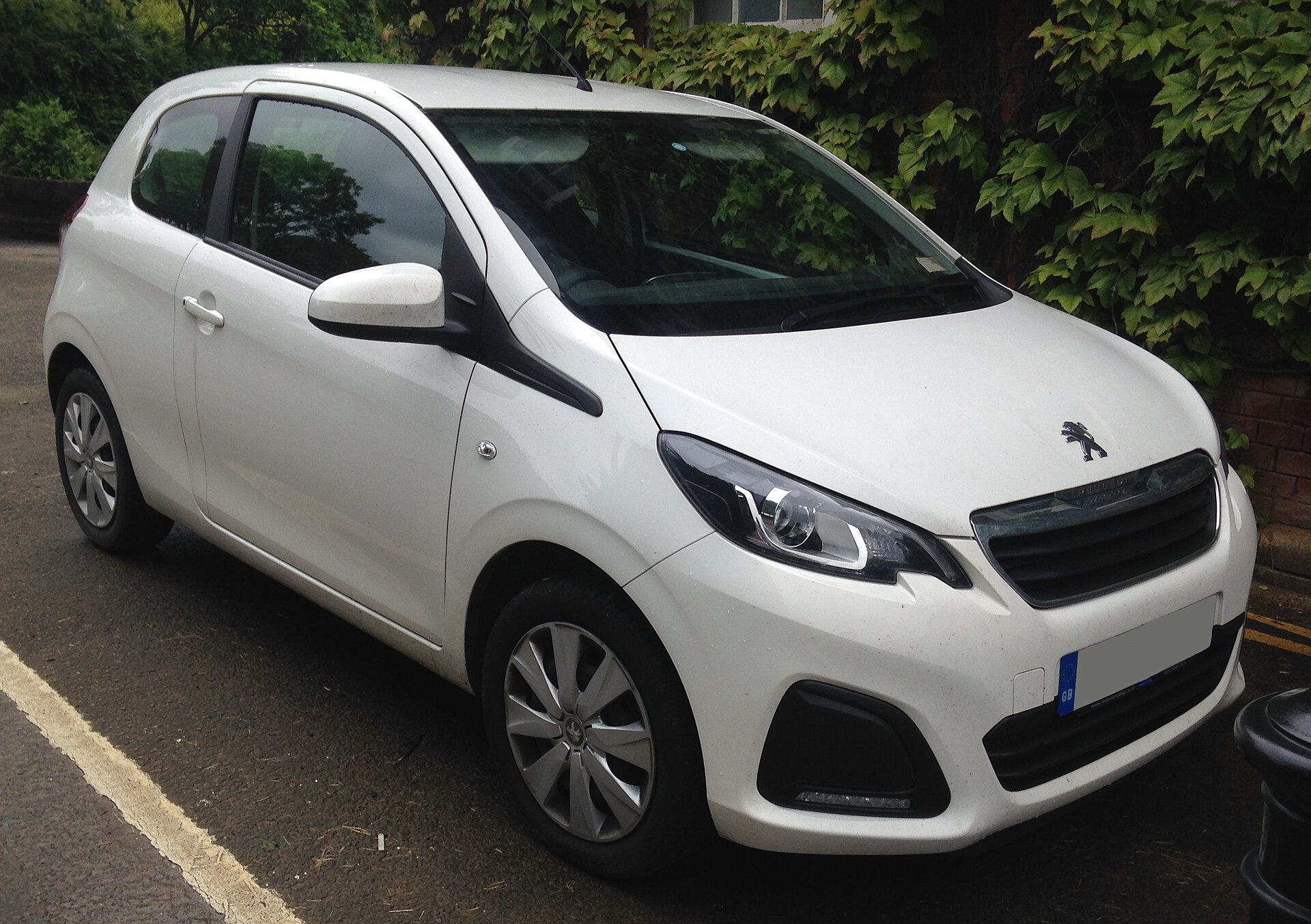2015 Peugeot 108 Active, front view